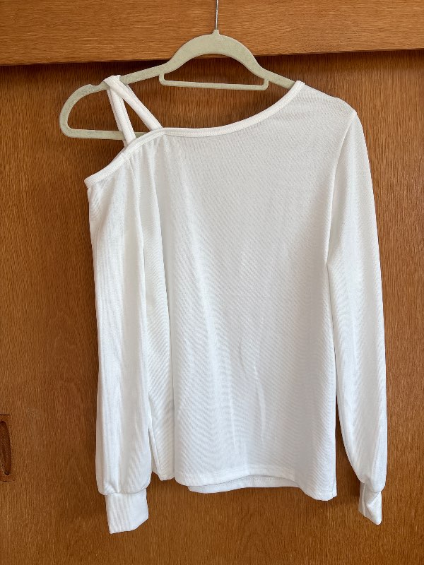 Hvít off the shoulder peysa