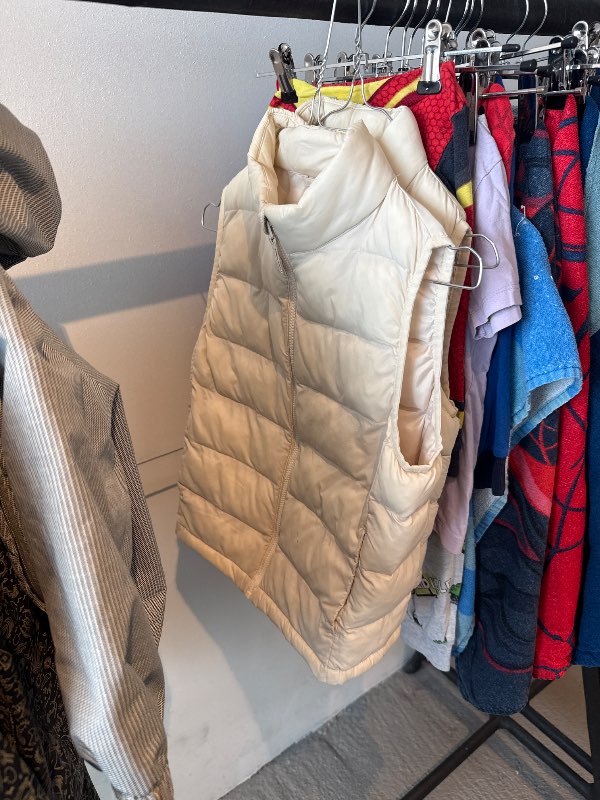 Uniqlo vesti hvítt ath blettir