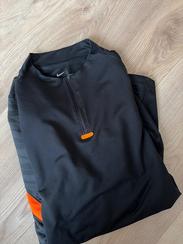 Nike peysa svört/appelsínugul