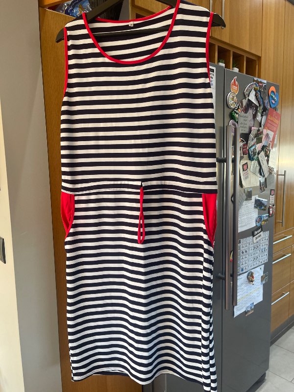 Röndóttur með rauðu kjóll