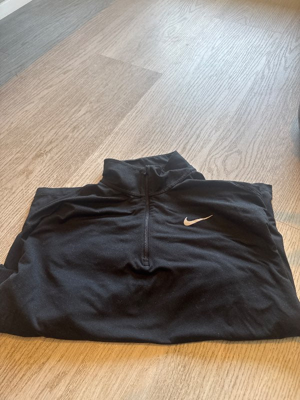 Nike svört ræktarpeysa