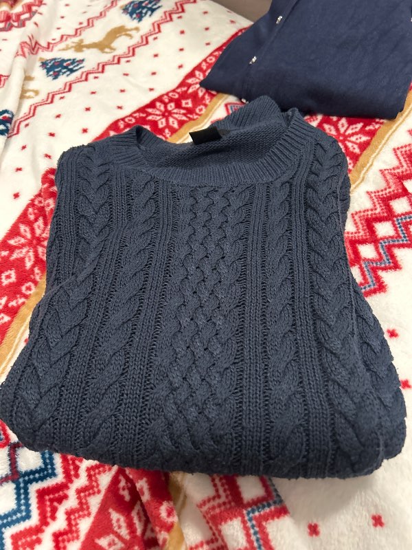 Dökkblá prjónapeysa