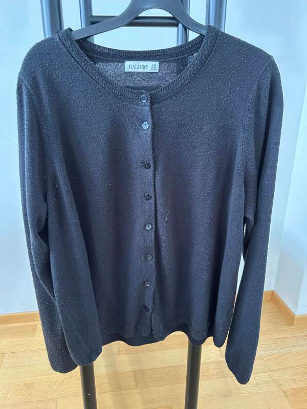 Peysa hneppt, svört