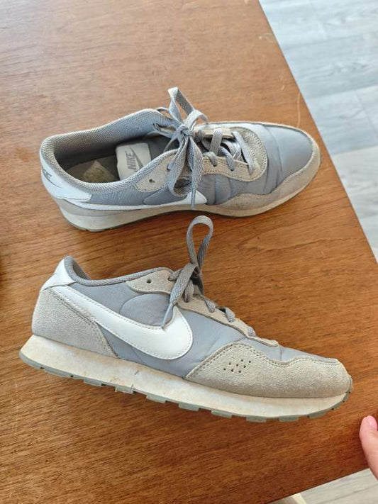 Nike gráir skór