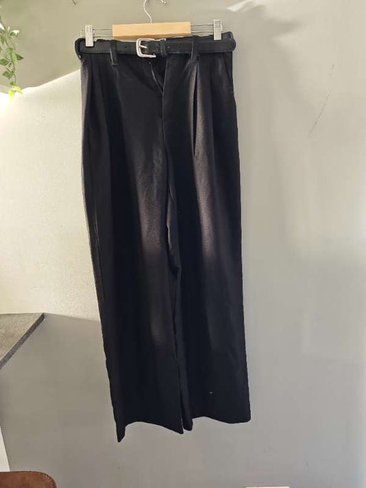 Svartar buxur m belti