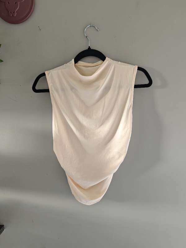Beige toppur