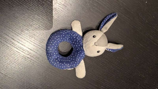 Hringla blá kanína