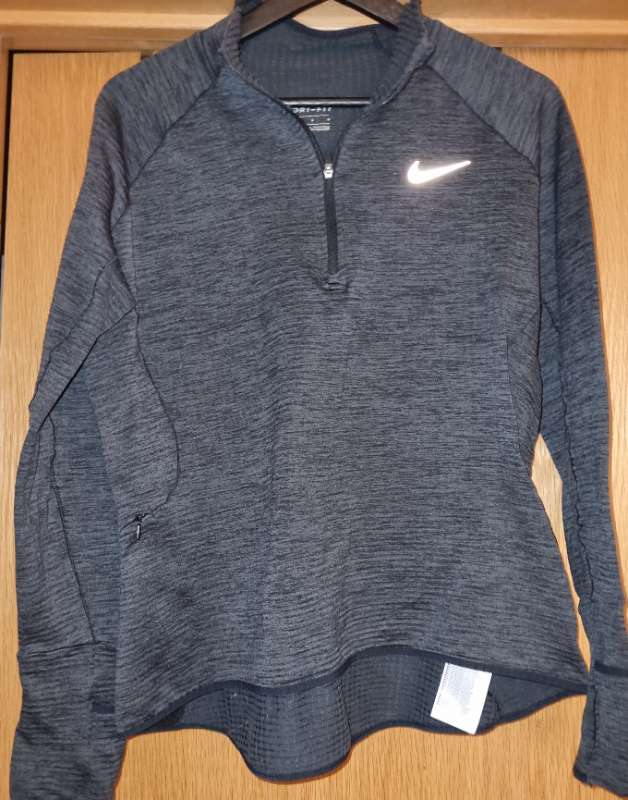 Dri fit nike peysa