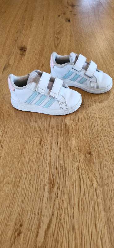 Hvítir Adidas skór