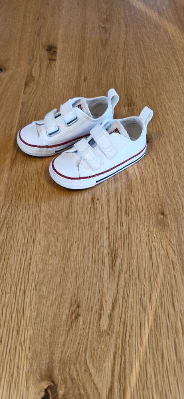 Hvítir Converse strigaskór