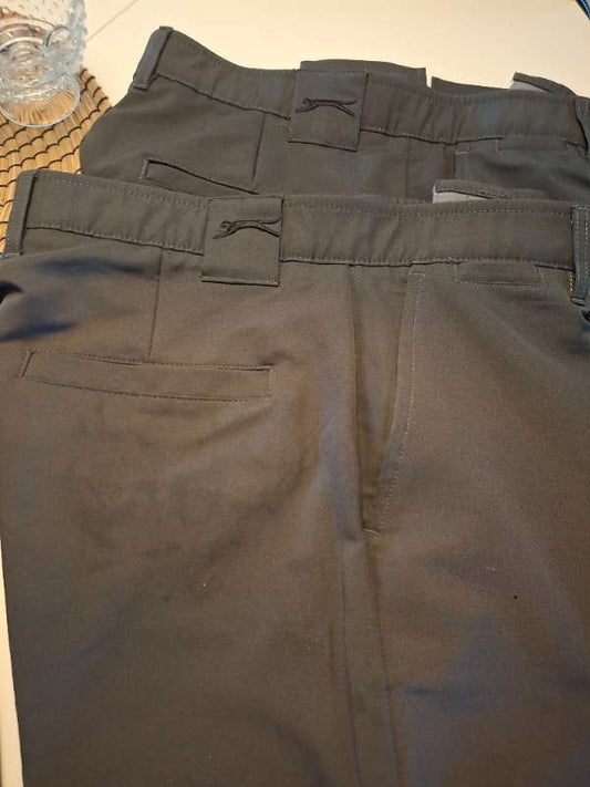 Tvær golfbuxur saman