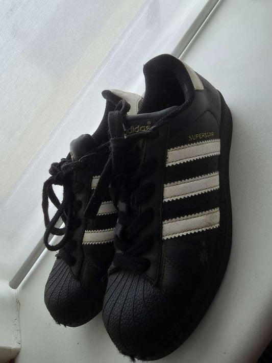 Adidas svartir superstar