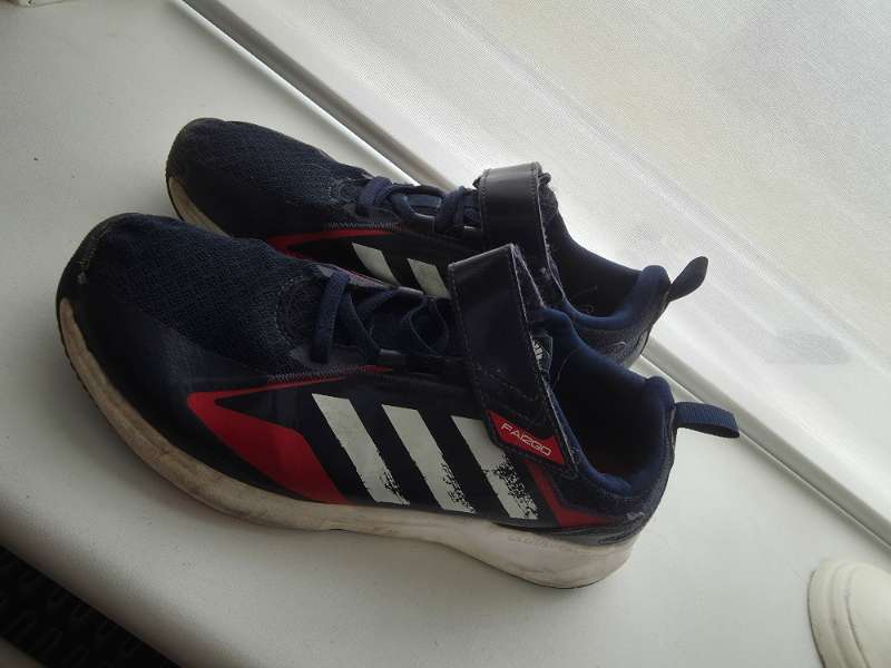 Adidas strigaskór bláir og rauðir