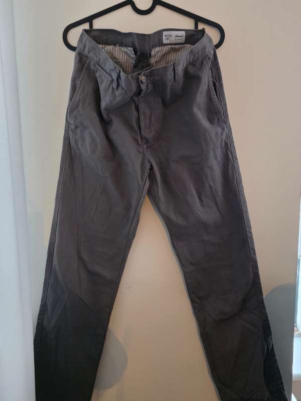 Gráar kaki buxur herra