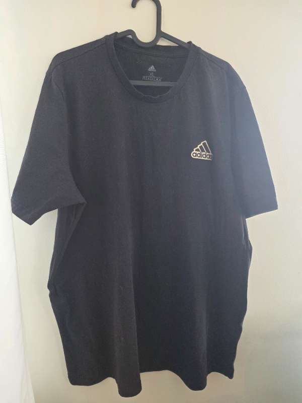 Adidas stuttermabolur herra svartur m/barm merki
