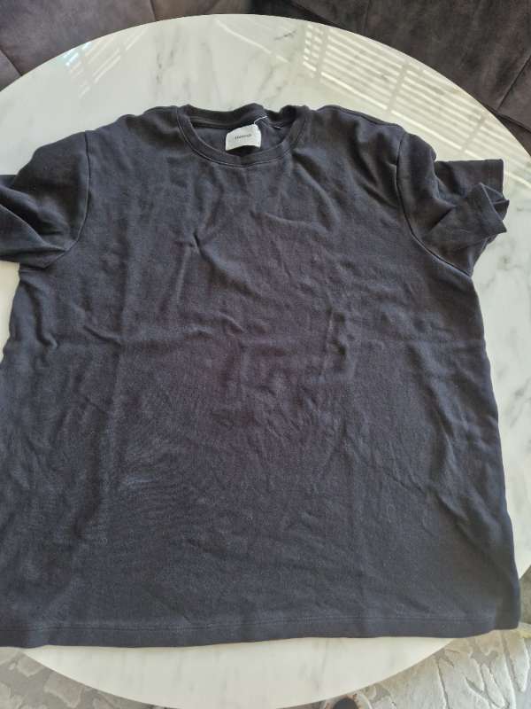 T-shirt black