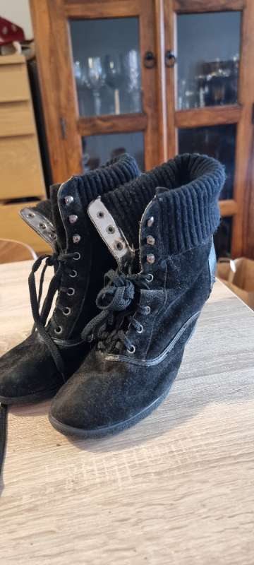 Svartir fylltir hælar