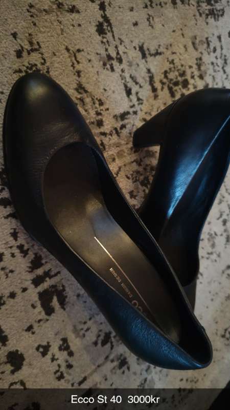 Svartir Ecco skór hæla