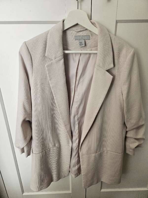 Brún yfirhöfn        H&M B