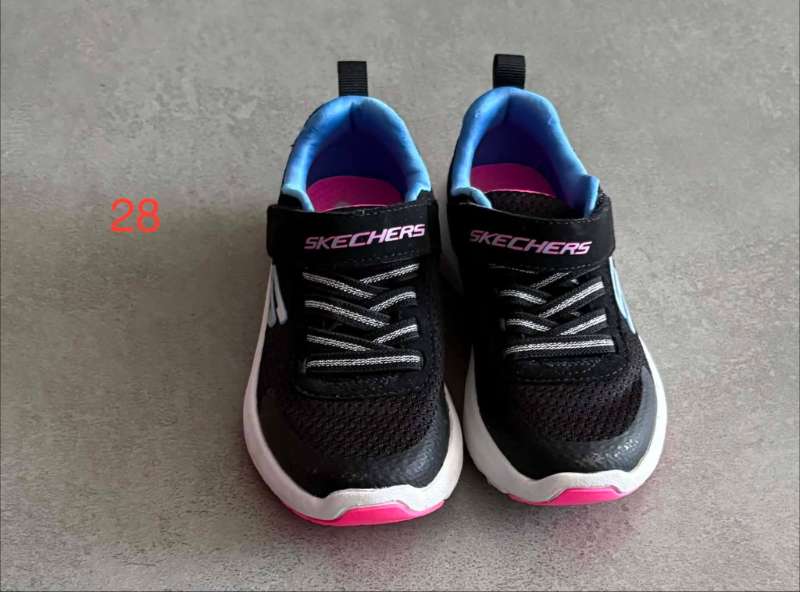 Skechers strigaskór.