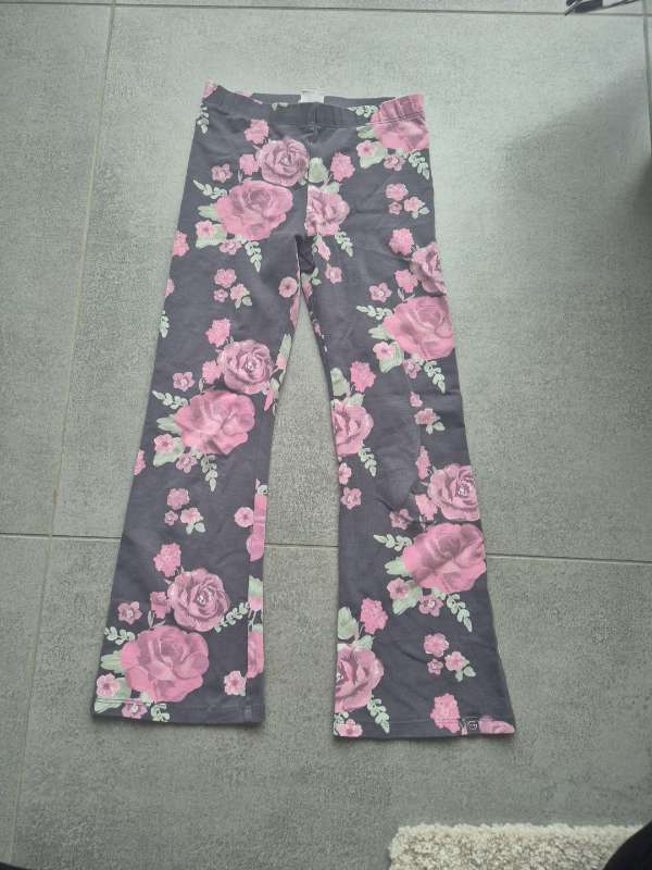 Dökkgráar útvíðar leggings með rósum.