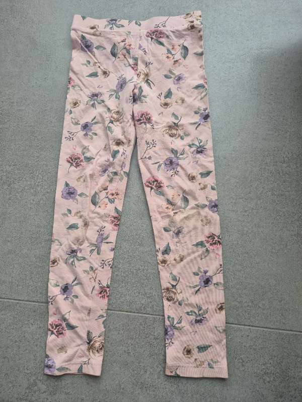 Ljósbleikar leggings með blómum.