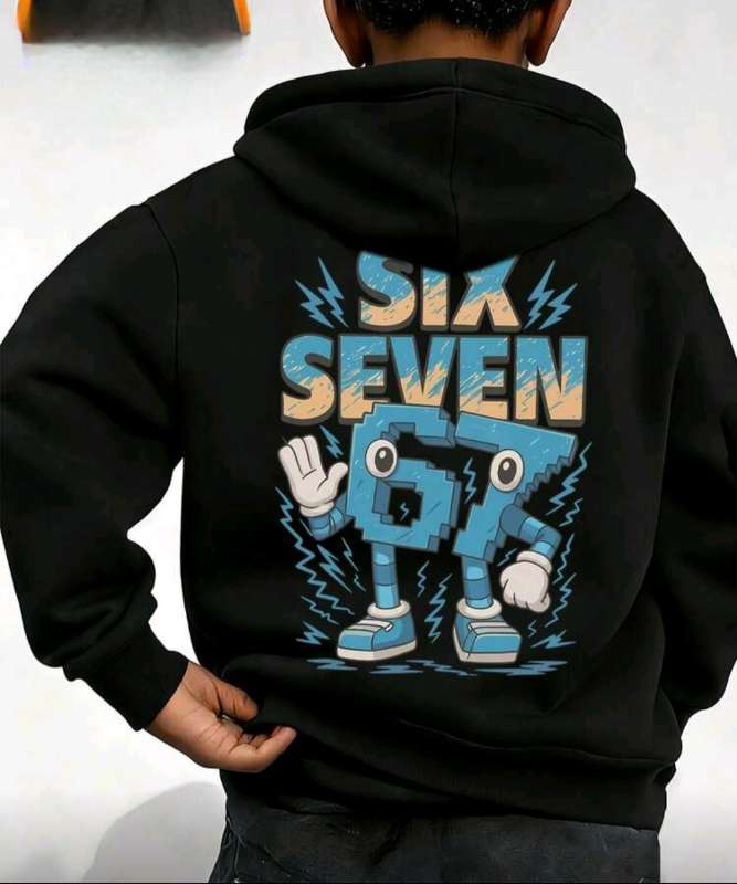 6 7 peysa svört með bláum kalla stöfum