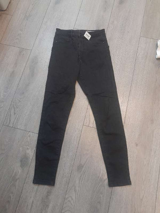 Svartar skinny jeans st 36