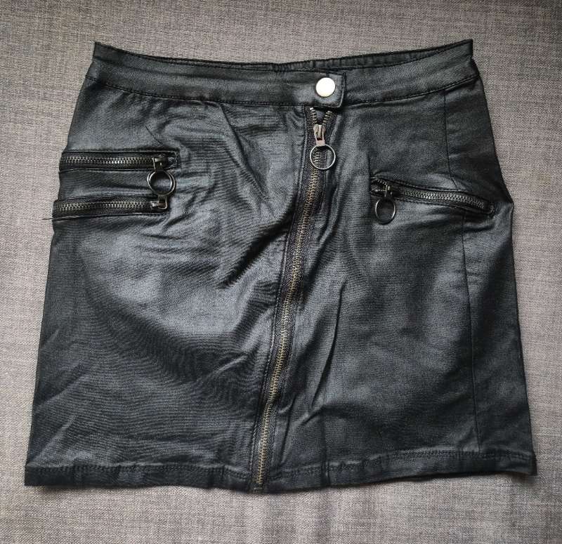 Short fitted skirt
