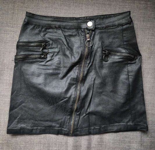 Short fitted skirt