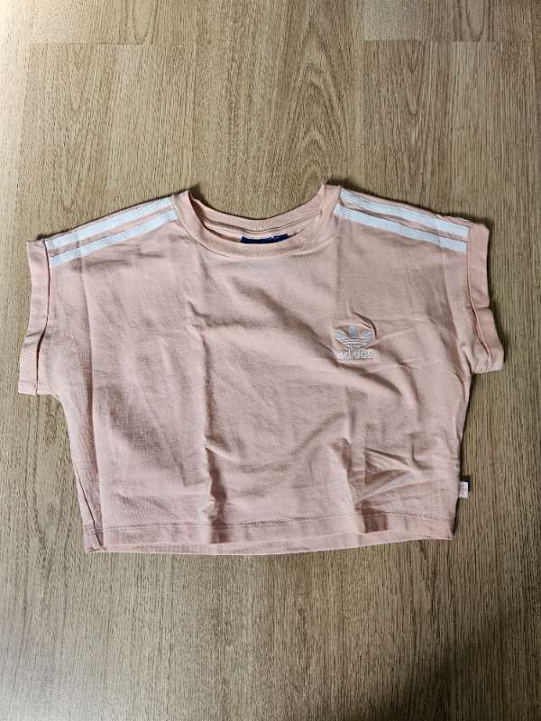 ADIDAS salmon cropped tee M
