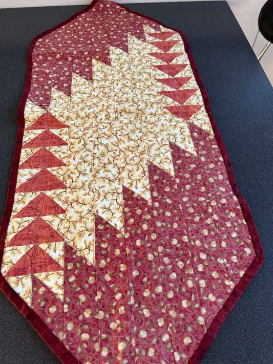 Bútasaumsdúkur ílangur vínrauður/drapplitaður