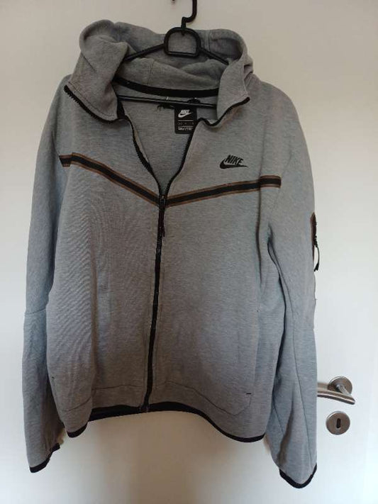 Nike hettupeysa