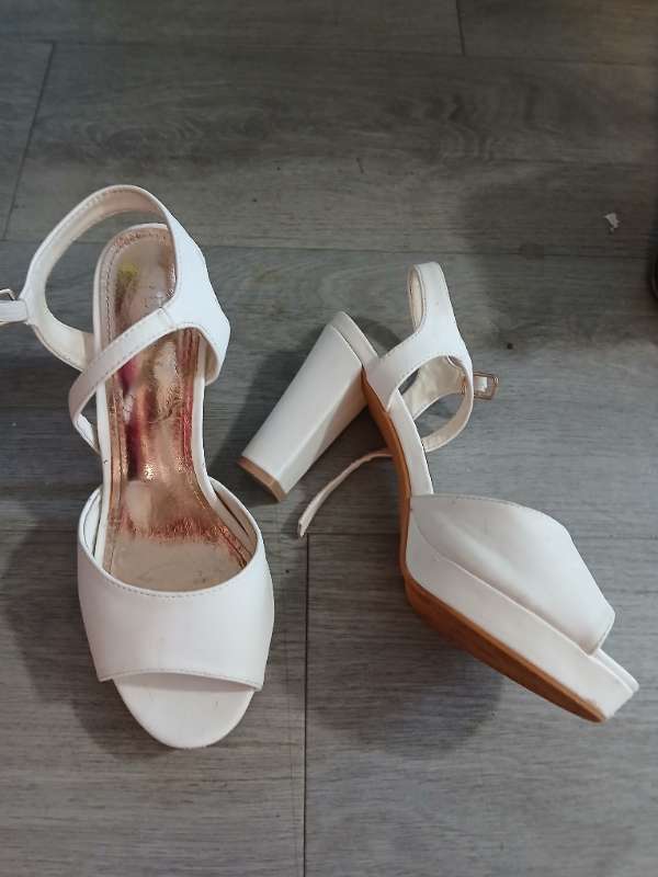 Hvitir skór opin tá