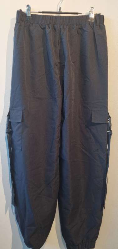 svartar buxur með hliðarvösum