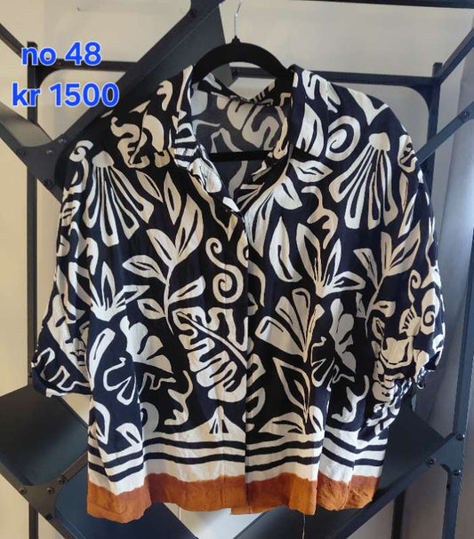 Skyrta svört og orans