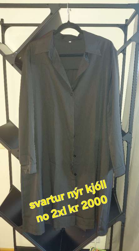 Nýr svartur kjóll hneftur