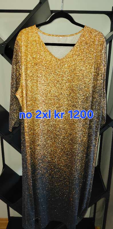 Kjóll svart og gilt