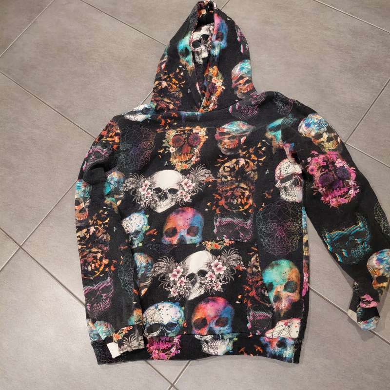 Svöl hauskúpupeysa