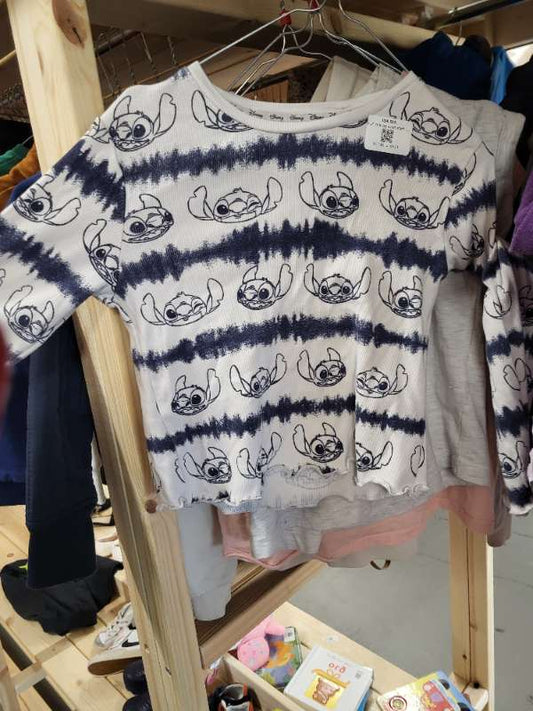 Þun hvit og svört stich peysa