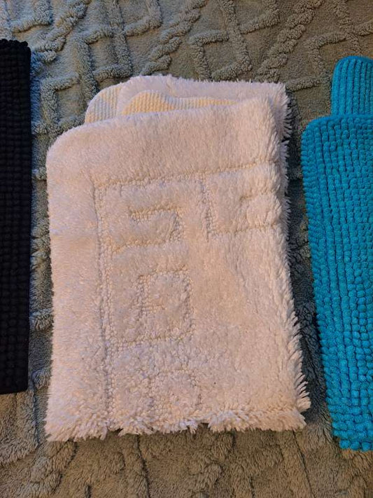 Bathroom rug white