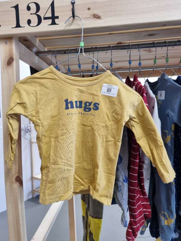Gulur langerma bolur, hugs