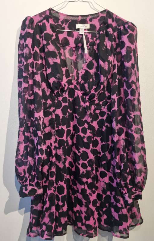 bleikur og svartur kjoll