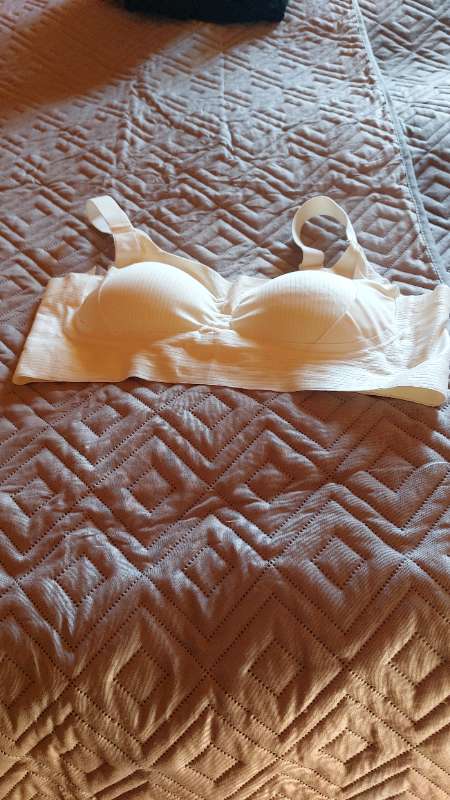 Kremaður brjóstahaldari