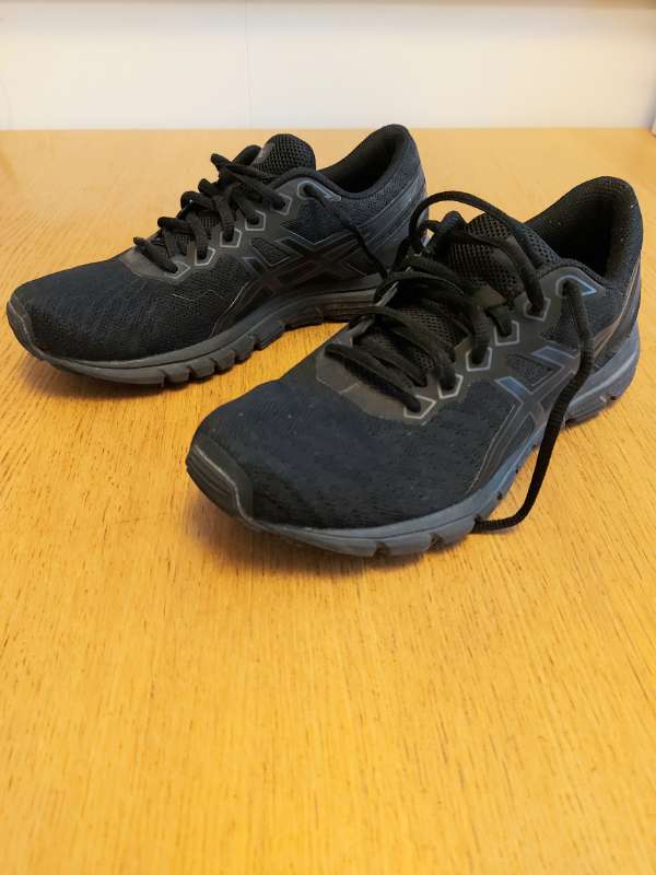 Asics skór