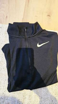 Nike svört peysa hálfrend