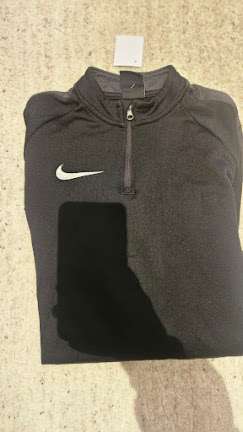 Nike svört peysa hálfrend