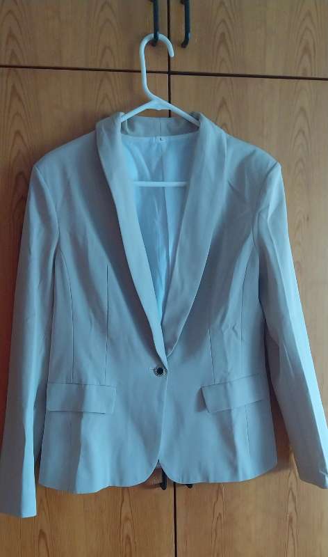 Ljós drappaður blazer.