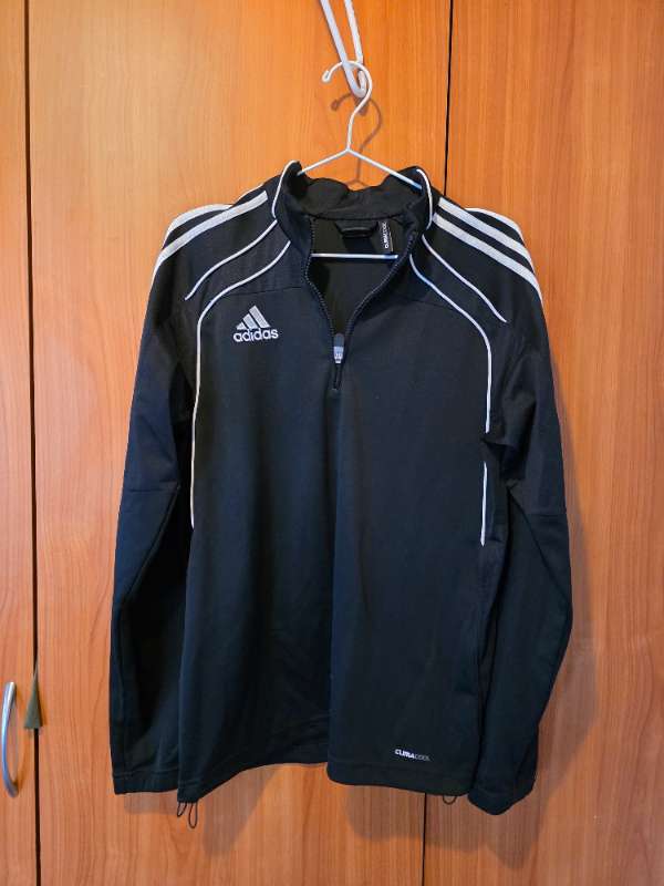 Svört Adidas peysa