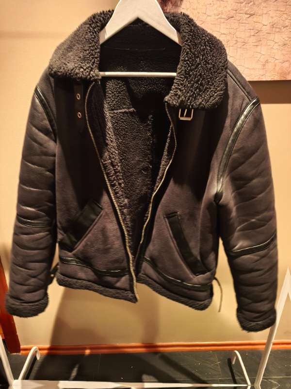 Jack & Jones svartur jakki með loð